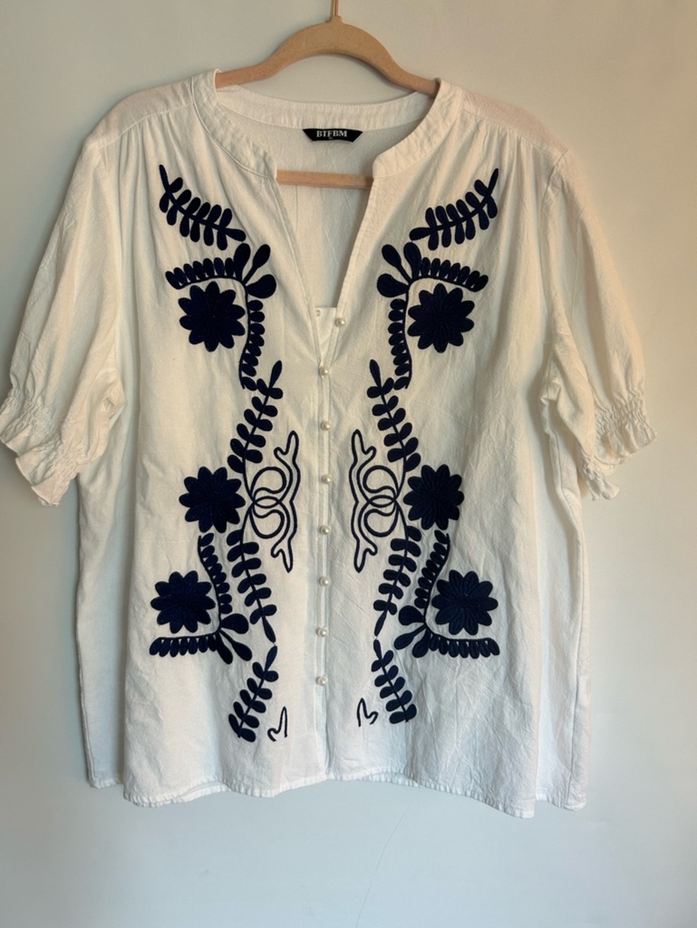 BTFBM WHITE WITH NAVY EMBROIDERED FRONT PEARL LIKE BUTTONS WOMEN’S BLOUSE XL